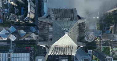 Uçsuz bucaksız bir gökdelen manzarası modern, piramit şekilli bir çatıyı gösteriyor..