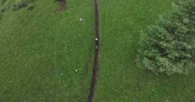 Güzel dağlarda bisiklet süren birinin hava manzarası.       