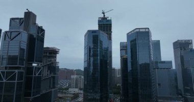  Gökdelenleri ve modern cam binaları olan modern Çin şehrinin insansız hava aracı görüntüleri. 
