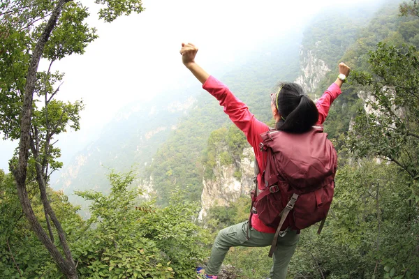 Animando a excursionista femenina con los brazos abiertos —  Fotos de Stock