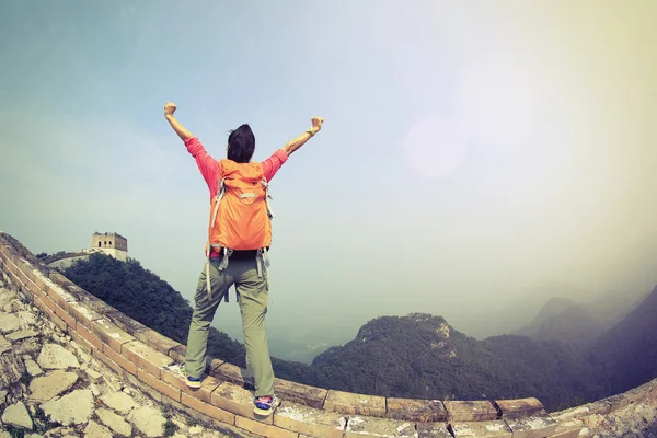 Cheering woman hiker with open arms — Stock Photo, Image