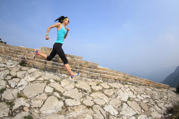 女性の運動選手を実行しています。 — ストック写真