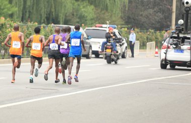 Şehir yolda çalışan maraton koşucu
