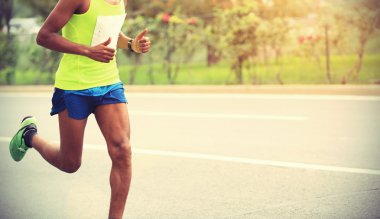 Maraton koşucusu yolda