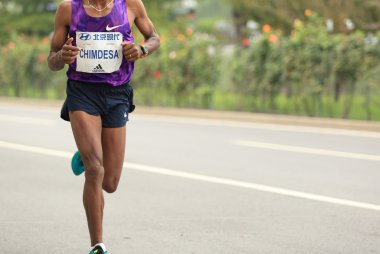 Maraton koşucusu şehir yolda