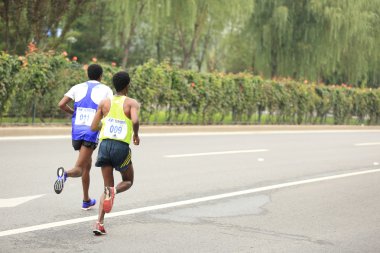 Şehir yolda çalışan maraton koşucu