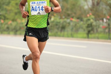 Maraton koşucusu şehir yolda