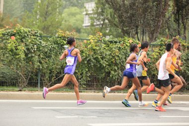 Şehir yolda çalışan maraton koşucu