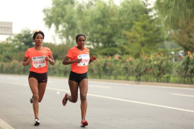 Şehir yolda çalışan maraton koşucu