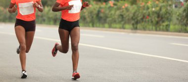 Maraton koşucular yolda