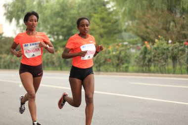 Şehir yolda çalışan maraton koşucu