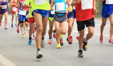 Maraton koşucular yolda