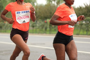 Şehir yolda çalışan maraton koşucu