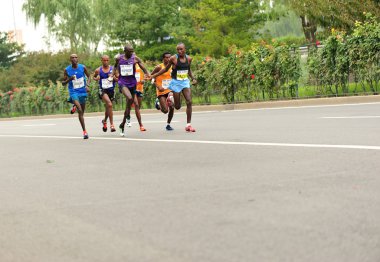 Şehir yolda çalışan maraton koşucu