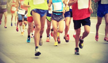 Maraton koşucular yolda