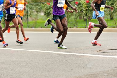 Şehir yolda çalışan maraton koşucu