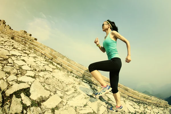 Sportiv feminin alergând — Fotografie, imagine de stoc