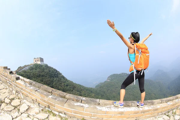 Animadora excursionista con los brazos abiertos — Foto de Stock
