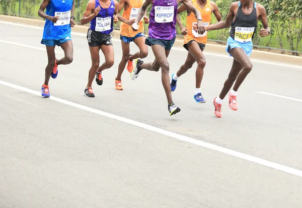 A város közúti futás maraton futók — Stock Fotó