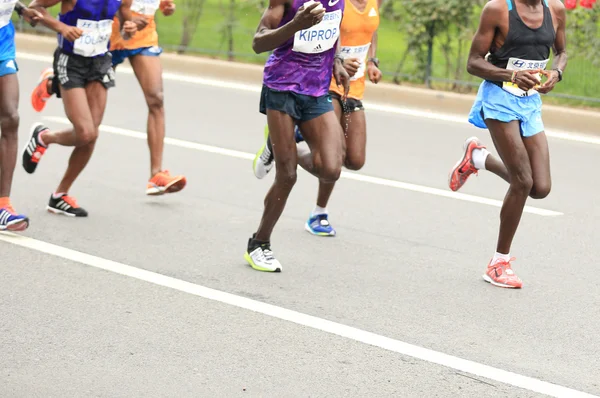Maratoneti che corrono sulla strada della città — Foto Stock