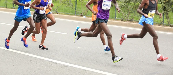 Corredores de maratón corriendo por la carretera de la ciudad —  Fotos de Stock