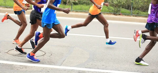 Maraton koşucular yolda — Stok fotoğraf