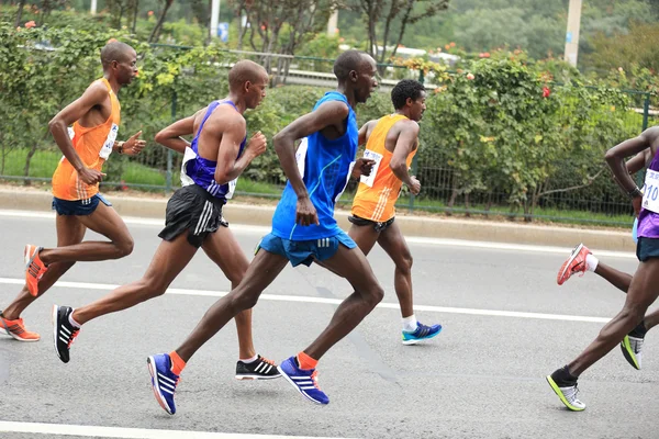 Maratona corredores correndo na estrada da cidade — Fotografia de Stock