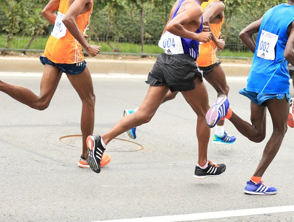 Şehir yolda çalışan maraton koşucu — Stok fotoğraf