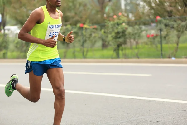 Marathon runner on city road — Stock Photo, Image