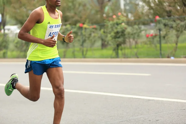 Maratonlöpare på city road — Stockfoto