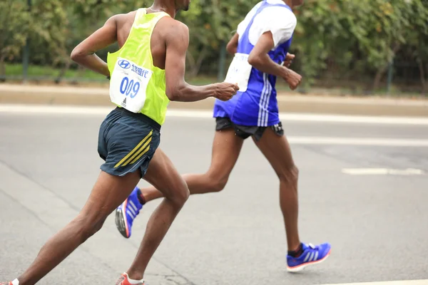 Corredores de maratón corriendo por la carretera de la ciudad —  Fotos de Stock