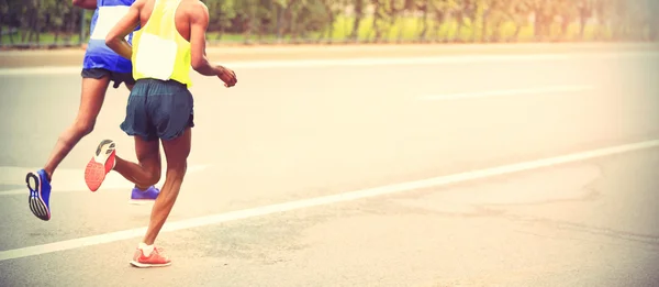 Марафонські бігуни на дорозі — стокове фото