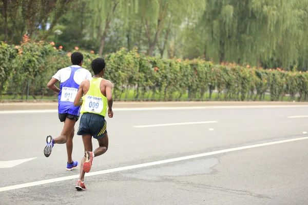 Maratonlöpare körs på city road — Stockfoto