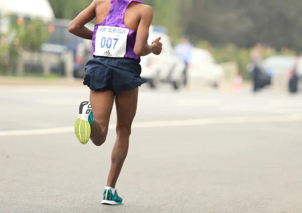 Maratonlöpare på city road — Stockfoto