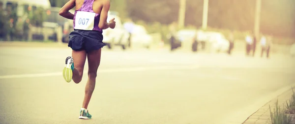 A város közúti maratonfutó — Stock Fotó