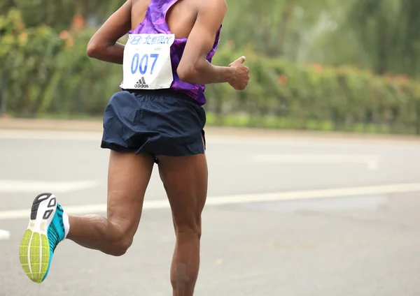 Maratonlöpare på city road — Stockfoto