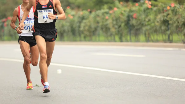 Maratonlöpare körs på city road — Stockfoto