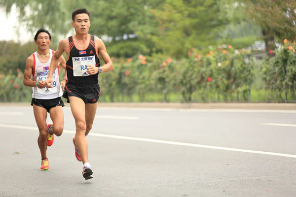 Corredores de maratón corriendo por la carretera de la ciudad — Foto de Stock