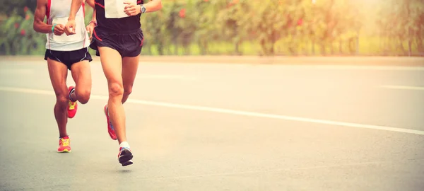 Corredores de maratón en carretera — Foto de Stock