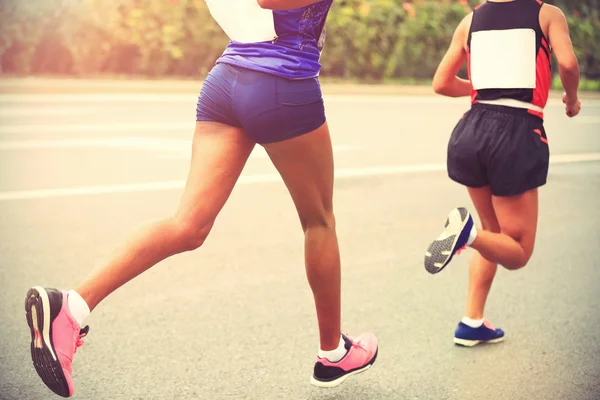 Marathon löpare på väg — Stockfoto