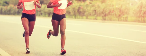 Corredores de maratón en carretera — Foto de Stock