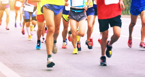 Marathon löpare på väg — Stockfoto