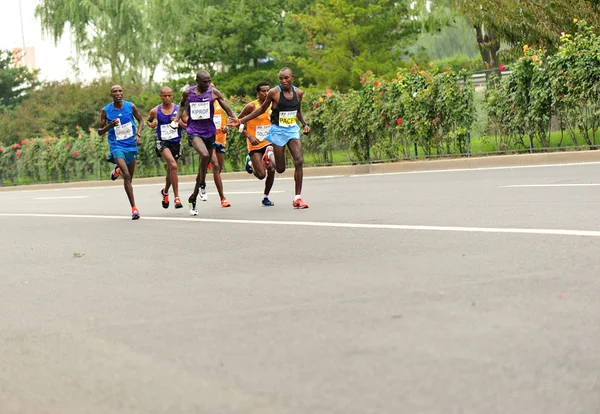 Corredores de maratón corriendo por la carretera de la ciudad —  Fotos de Stock