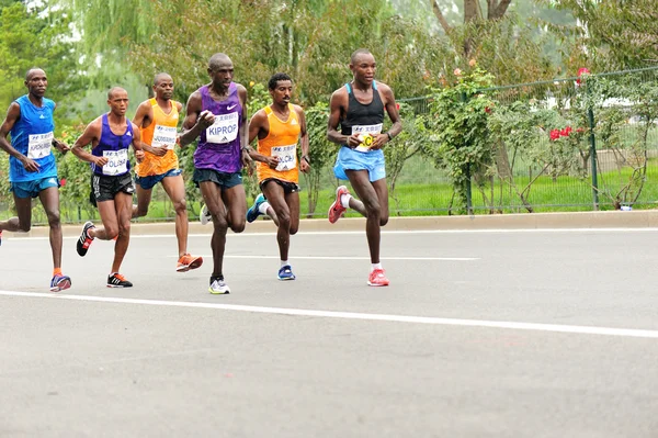 Maratona corredores correndo na estrada da cidade — Fotografia de Stock