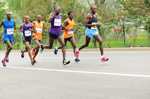 Maratoneti che corrono sulla strada della città — Foto Stock