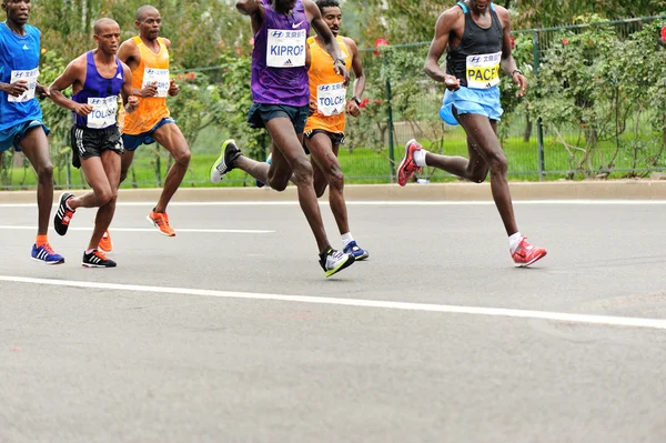 Şehir yolda çalışan maraton koşucu — Stok fotoğraf