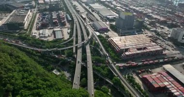  Yoğun gökdelenlerle çevrili büyük otoyol kavşağı. Arabalı Çin şehir yolları 