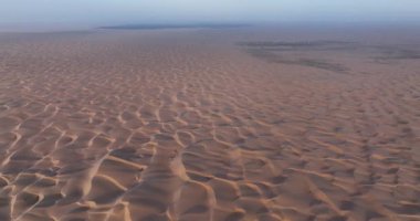 Geniş, yüksek açılı, kum tepelerinin havadan görünüşü 