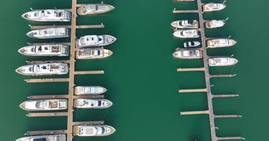 Yat limanındaki teknelerin hava görüntüsü