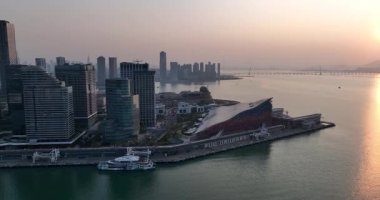 Modern ofis binaları olan büyük şehrin insansız hava aracı görüntüleri 